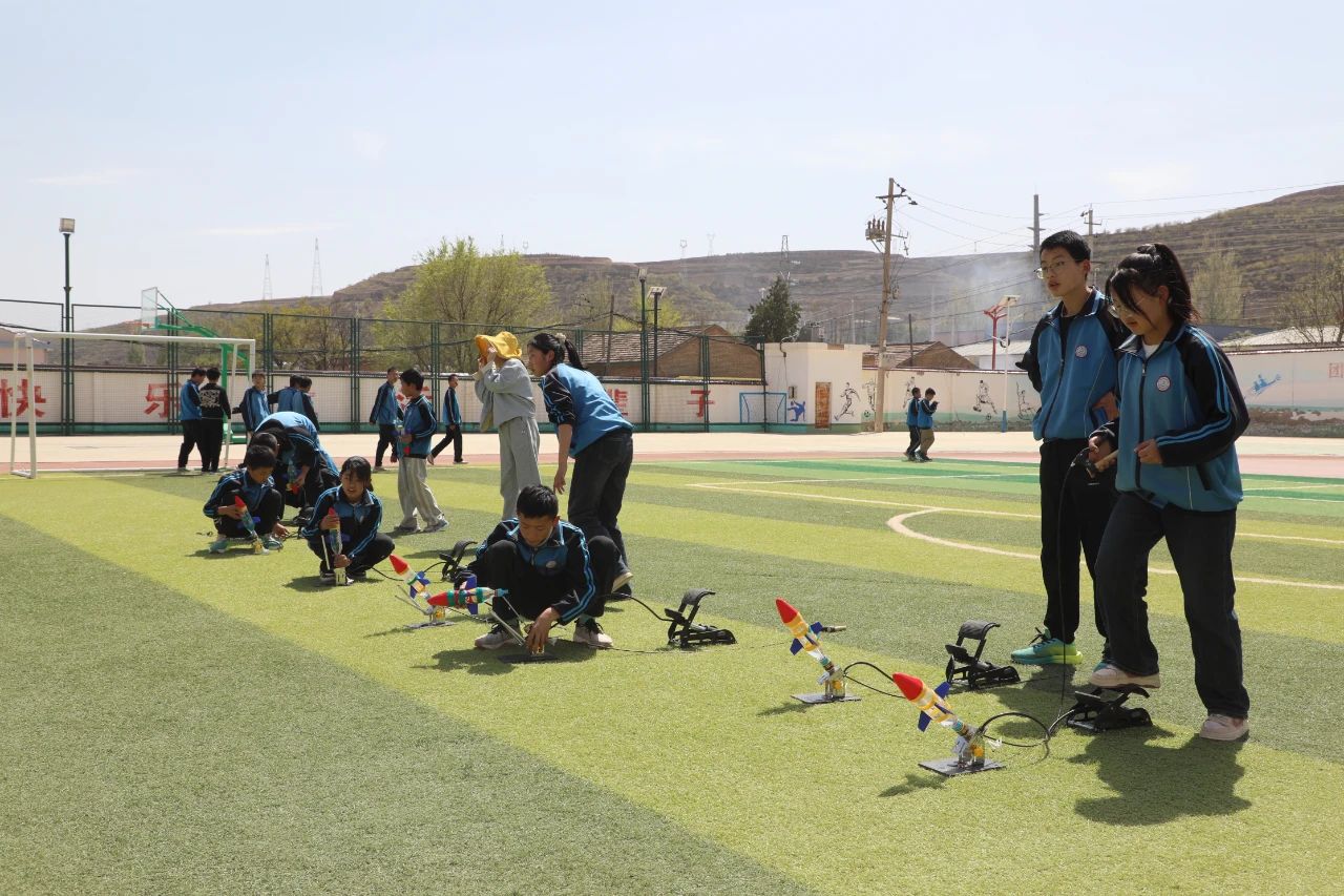 杭州一学校招聘电竞教练员要求大专学历且得过王者荣耀等全国游戏赛事前八名工作人员：事业编岗位学历不要求全日制(图1)